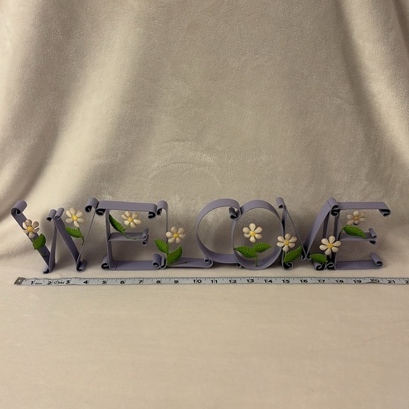 Lavender “Welcome” sign with daisies. - Picture 6 of 7